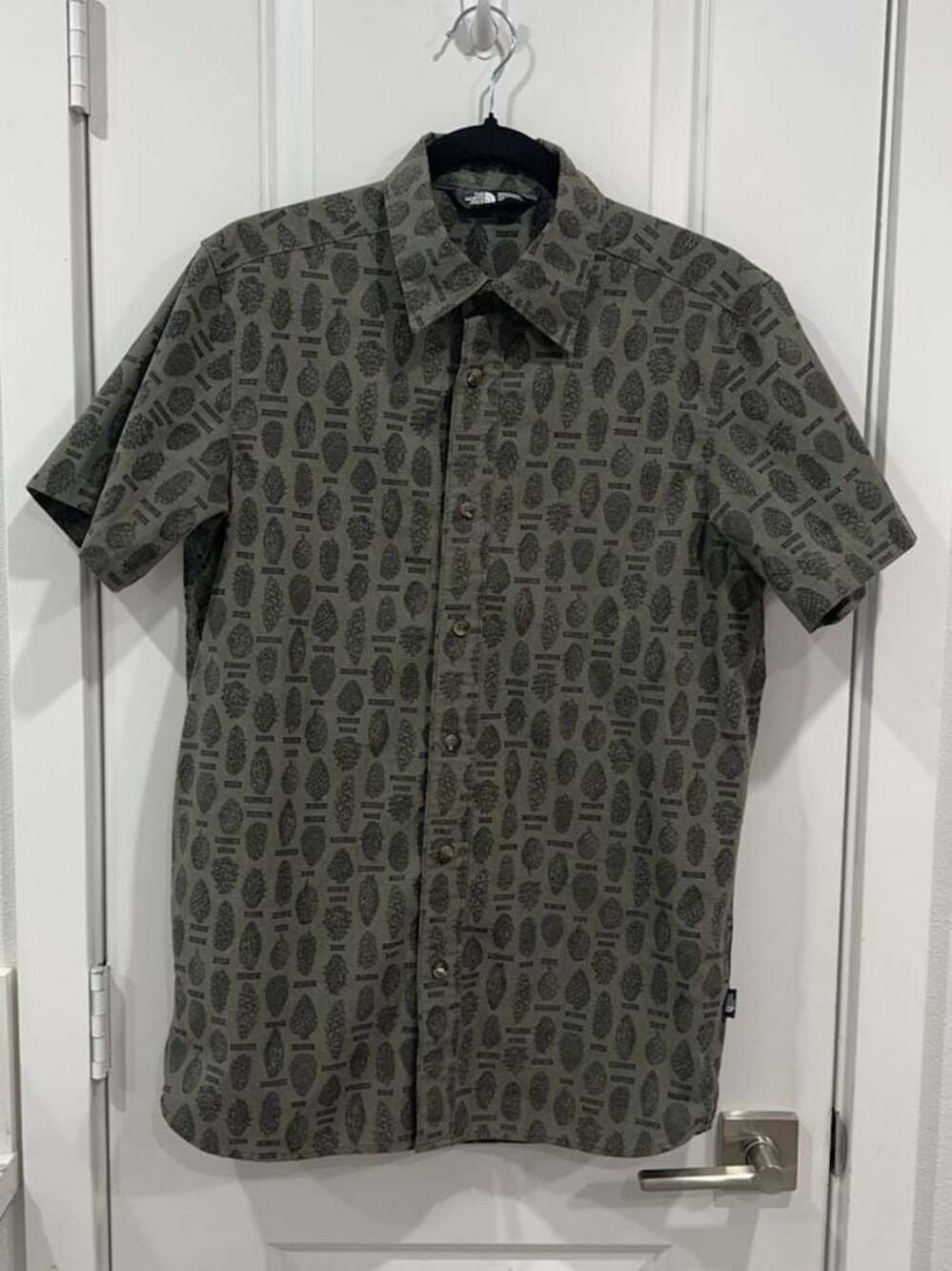 The North Face Men's Short Sleeve Button Down Shirt Olive Green Pinecone Print